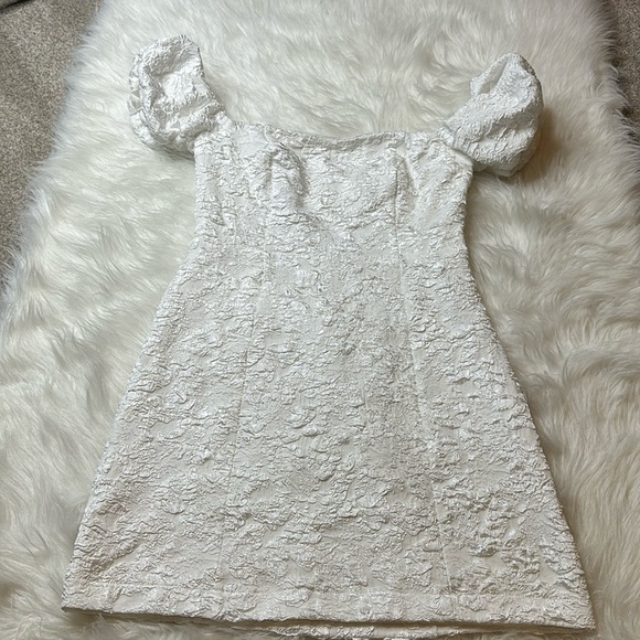 ASTR The Label White RAINA Off the Shoulder Crinkle Dress Size Medium - Picture 3 of 10